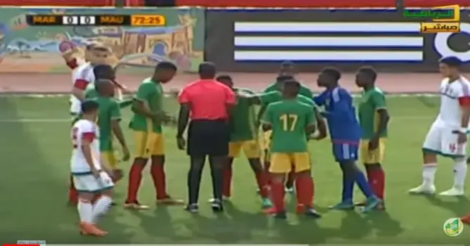 شاهد… لقطة غريبة لحكم لقاء المغرب وموريتانيا يشهر البطاقة الحمراء ويتراجع (فيديو)