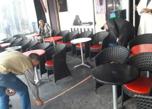 تيزنيت.. السماح للمقاهي بنقل المباريات وتمديد خدمة “emporter” إلى 11 ليلا