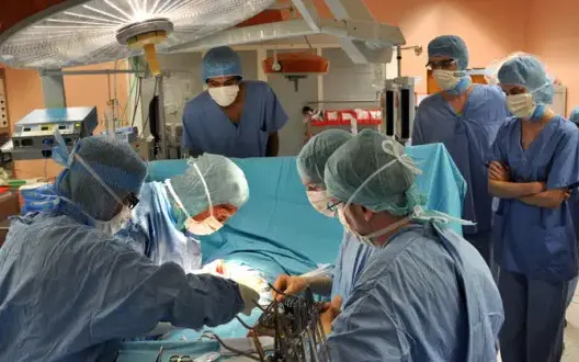 فريق طبي وتمريضي ينجح في إجراء عملية جراحية دقيقة على قلب شاب من تنغير