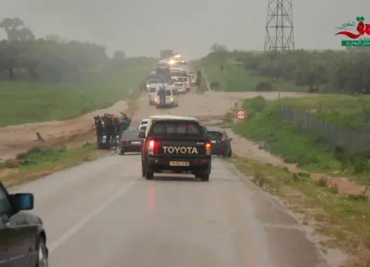 سيول طوفانية لوادي بوجرا تتسبب في اختناق مروري ضواحي خنيفرة