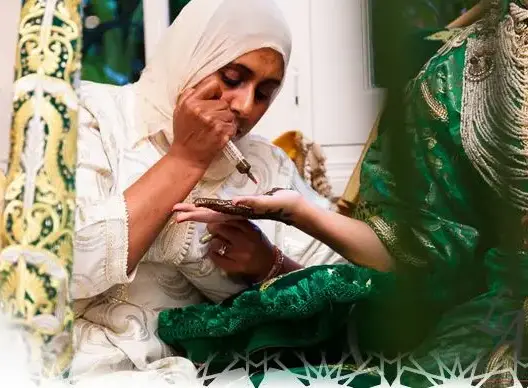 بعد مراد يلدريم وتامر حسني.. مغني عالمي يعلن زواجه من مغربية