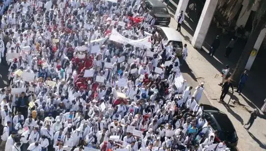 تنسيقية أساتذة “الثانوي التأهيلي” تفتتح الموسم الدراسي بوقفة أمام وزارة بنموسى