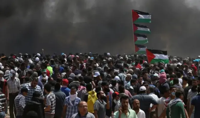 فلسطينيون يحتجون بغزة على تقليص “أونروا” أعداد موظفيها