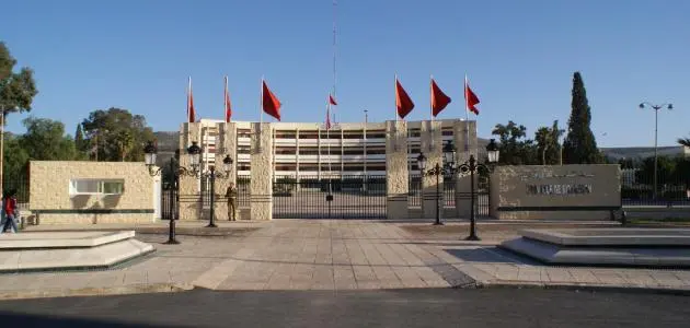 سيدي قاسم.. إلزام موظفي الإدارات المستفيدين من العطلة بإجراء اختبار كورونا