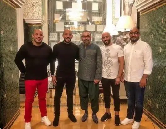 الملك يدعو الملاكم أبو زعيتر وإخوته للإفطار في قصره بالرباط