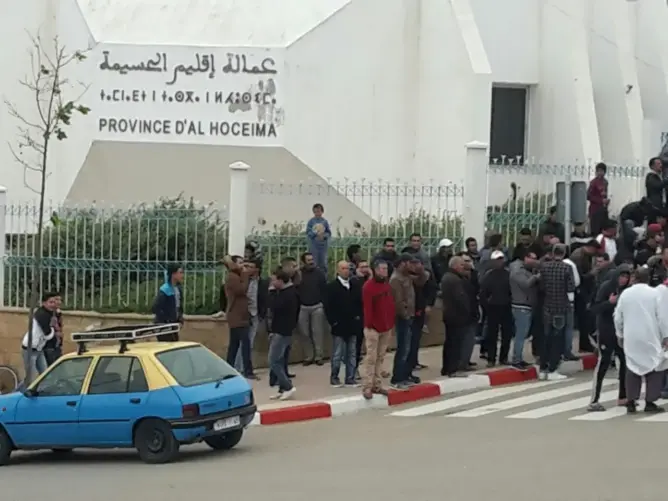 سلطات الحسيمة توقف “قايد” و”مقدم” عن مهامهما بسبب البناء العشوائي والهجرة السرية