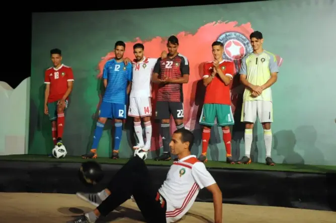 رسميا.. الجامعة تكشف عن قميص الأسود لمونديال روسيا (صورة)