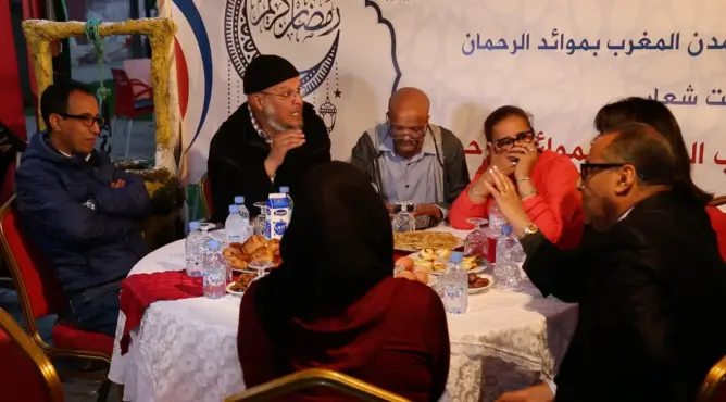 “أوزون” تجمع الفنانين وعابري السبيل في مائدة الرحمان ببنسليمان