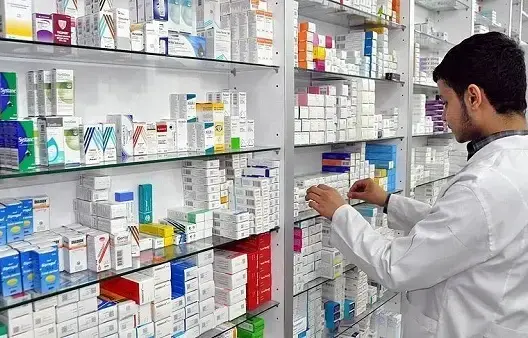 الحكومة تعلن التوافق مع المهنيين حول مرسوم جديد لخفض أسعار الأدوية