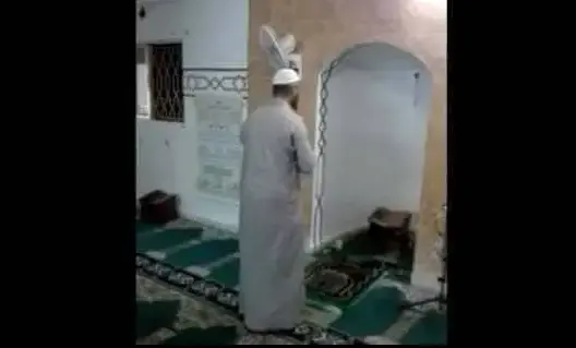 إمام أردني يكمل صلاة التروايح لوحده.. وجدل بسبب قرار وزارة الأوقاف