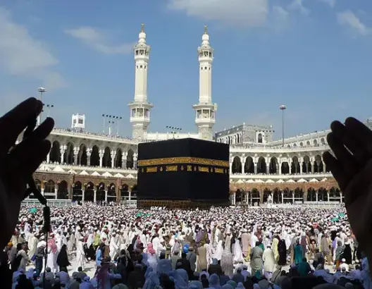 السعودية ترفع الحواجز الوقائية حول الكعبة تزامنا مع موسم العمرة