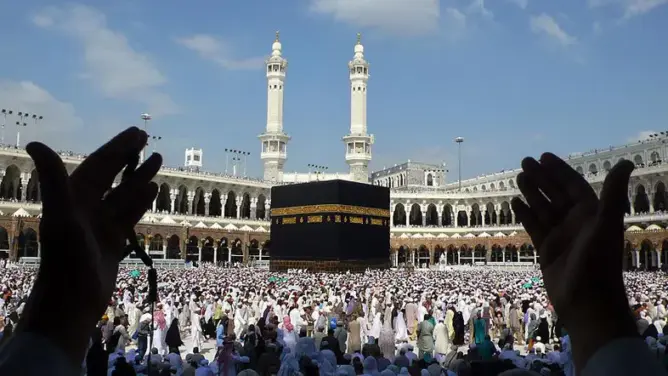 السعودية ترفع الحواجز الوقائية حول الكعبة تزامنا مع موسم العمرة