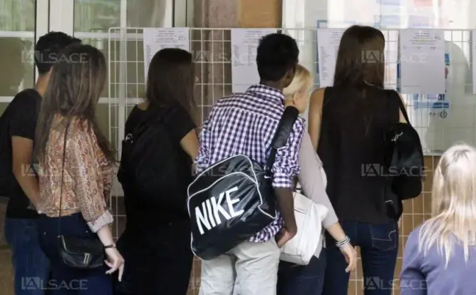 ثانوية بفرنسا تطرد تلميذا انتقد أستاذه على “تويتر”.. ومغاربة يعلقون