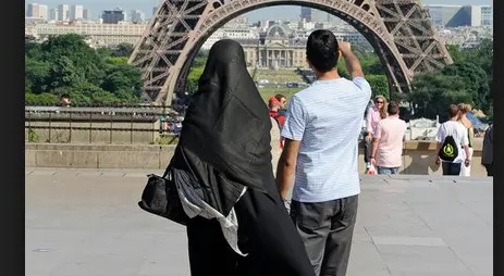 فرنسا تحذر ارتداء الملابس الدينية في مدارسها