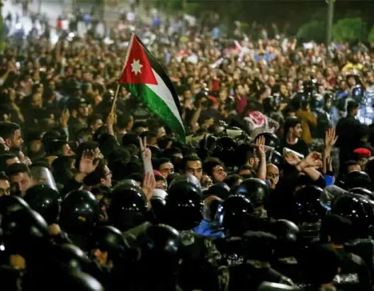 بعد احتجاجات حاشدة .. ملك الأردن يستعد لإقالة الحكومة اليوم