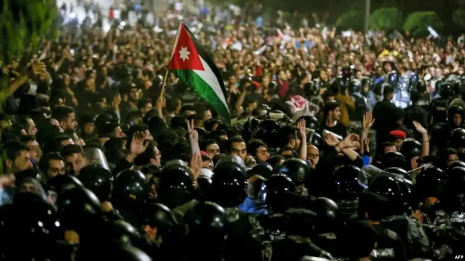 الأردن.. الرزاز يدافع عن تشكيلته الوزارية ويعد بحزمة إجراءات