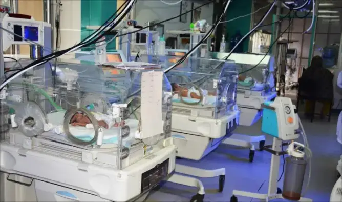 احتجاج على وفيات الرضع وتوقيف قابلة .. ولطفي: “إهمال وتقصير”