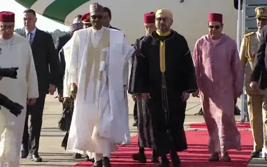 الرئيس النيجيري يحل بالرباط .. والملك يستقبله بمطار سلا