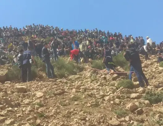 آلاف المواطنين يحجون لجبل “سرغينة” ببولمان لاستخراج “كنز” (فيديو)