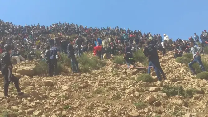 آلاف المواطنين يحجون لجبل “سرغينة” ببولمان لاستخراج “كنز” (فيديو)