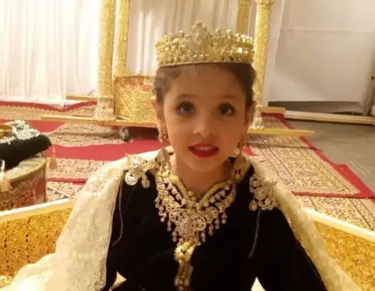 عرائس مغربيات صغيرات يتزيَّنَّ في ليلة القدر والسبب: صيامهن الأول