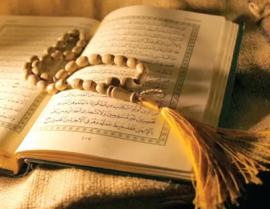 مغني مصري يثير جدلا واسعا بعد “غنائه” للقران الكريم