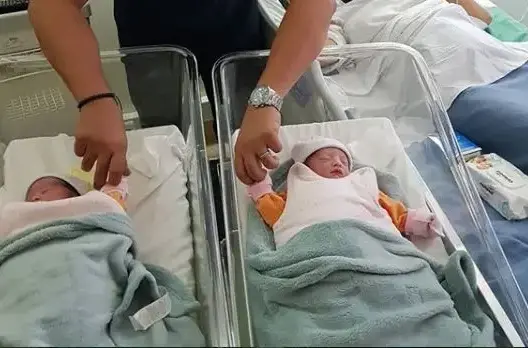 بعد استقباله من طرف الملك.. كوميدي مغربي يرزق بـ”حسناء وأسماء”