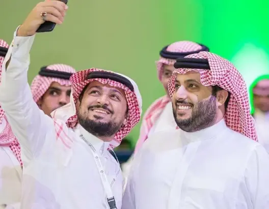 جماهير مغربية ومصرية تطوق “تركي” بموسكو وتهتف “السعودية خونة” (فيديو)