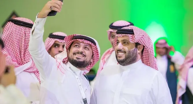 جماهير مغربية ومصرية تطوق “تركي” بموسكو وتهتف “السعودية خونة” (فيديو)