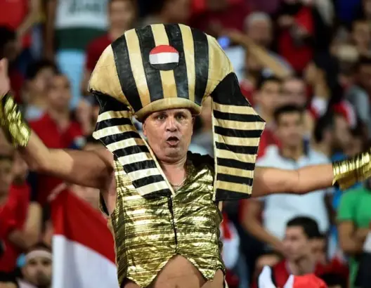 مصريون ينتقدون زيارة مشاهير لفندق المنتخب ومسؤول يأمرهم  بالمغادرة