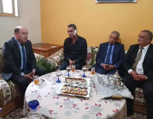 بعد تعرضه لاعتداء على يد تلميذ.. مسؤولان يزوران أستاذ الحراسة بسلا