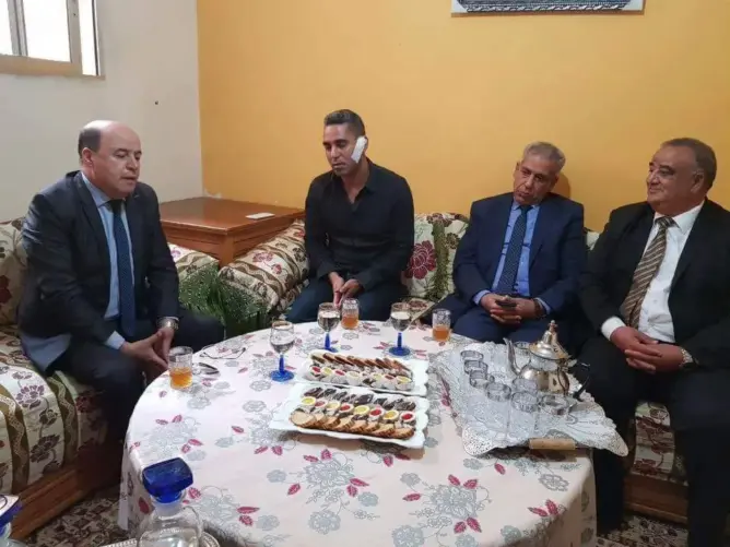 بعد تعرضه لاعتداء على يد تلميذ.. مسؤولان يزوران أستاذ الحراسة بسلا