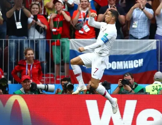 فان دايك يصارع ميسي ورونالدو على جائزة أفضل لاعب في العالم