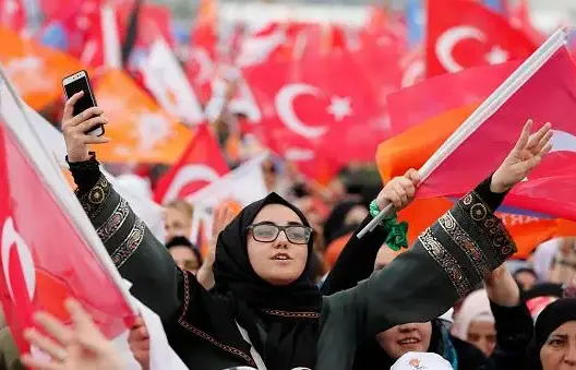 الأتراك يصوتون اليوم في انتخابات «تاريخية» تحسم مستقبل أردوغان