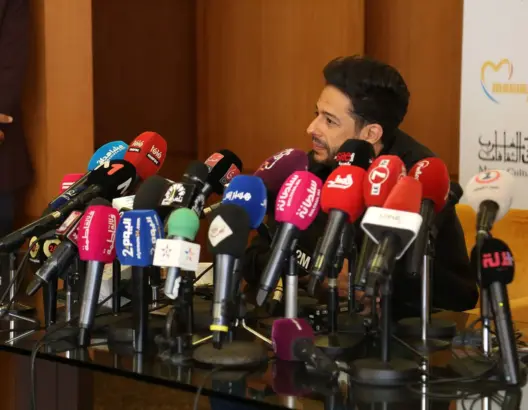 حماقي يلقي “محاضرة” في كرة القدم ..يدافع عن صلاح ويثني على هدى سعد