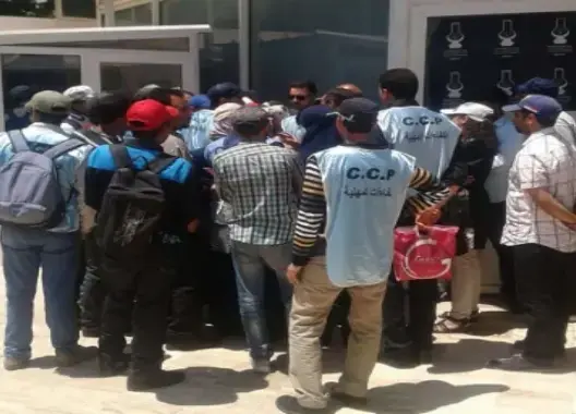 معطلون يقتحمون مقر “البيجيدي” ويطالبون بالتشغيل وحفظ الكرامة