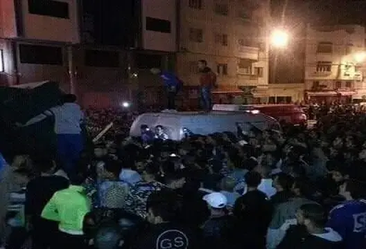محتجون يقضون ليلة بيضاء بالحسيمة تنديدا بإدانة الزفزافي ورفاقه (فيديو)