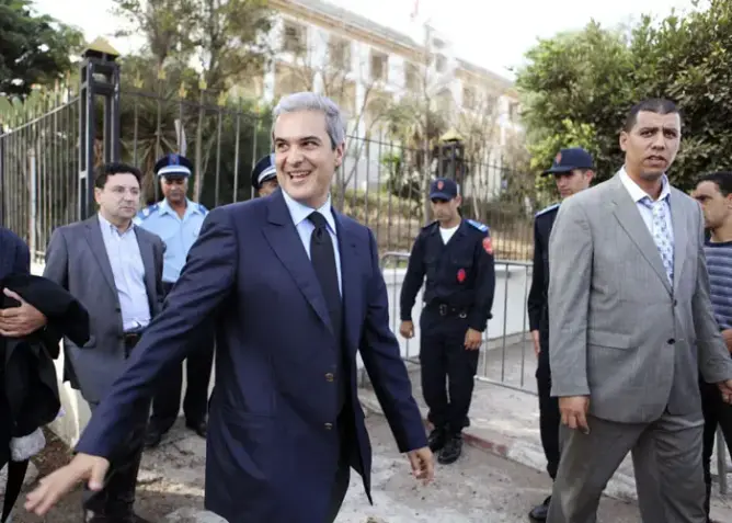 الأمير هشام العلوي يحتج بمطار سلا بعد تأخر وصول حقيبته