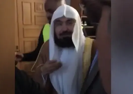 مغربي يحرج إمام الحرم المكي السديس بسؤال عن “موروكو 2026”