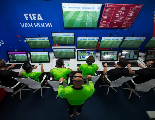 “فيفا” يدافع عن تقنية المساعدة بالفيديو “VAR” في المونديال
