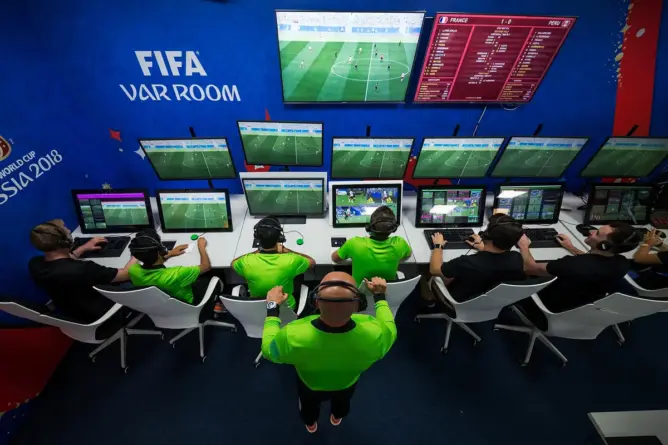 “فيفا” يدافع عن تقنية المساعدة بالفيديو “VAR” في المونديال