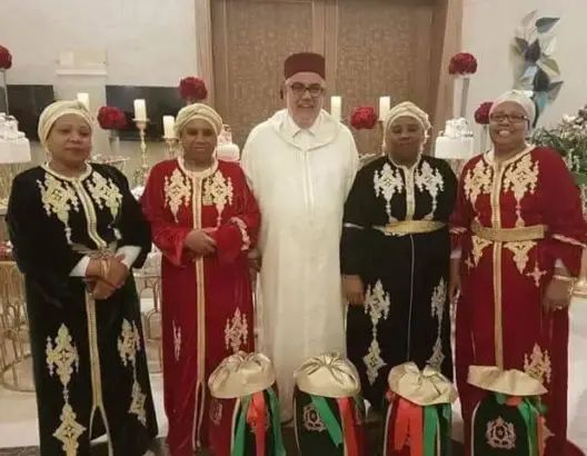 بعد أن غنى لكوكب الشرق..بنكيران يلتقط صورا مع”النكافات” و”السربايا”