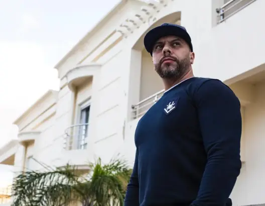 مسلم يتجاهل حرب “الكلاشات” ويحقق رقما قياسيا في الراب المغربي (فيديو)