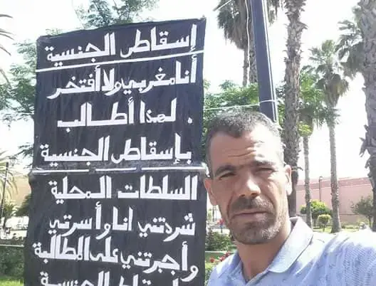 بعد اعتصامه لشهر.. مواطن مغربي يطالب باسقاط جنسيته
