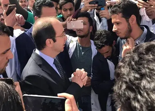 اتفاق ينهي الأزمة بين الحكومة وطلبة الطب.. هذه أبرز مضامينه