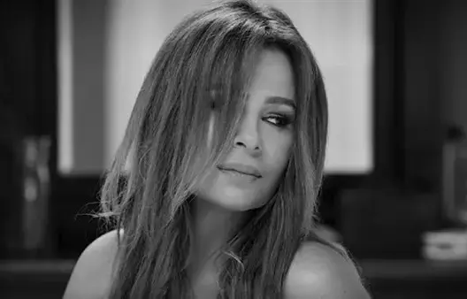 مغنية تكسر صمت المطلقات “يراني الرجال سريرا أو كوب رغبة يريدون منه ملعقة”