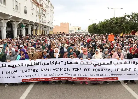“مسيرة الشعب المغربي” تطالب بسراح معتقلي الريف ورحيل فرنسا (صور)