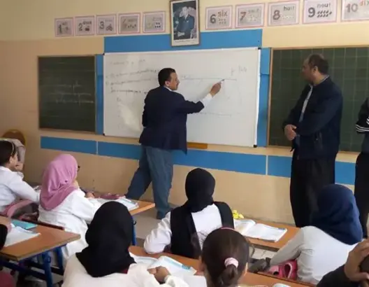 مدير إقليمي يقدم دروس الدعم لتلاميذ ابتدائية بسوس خلال العطلة (صور)