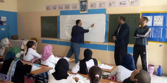 مدير إقليمي يقدم دروس الدعم لتلاميذ ابتدائية بسوس خلال العطلة (صور)