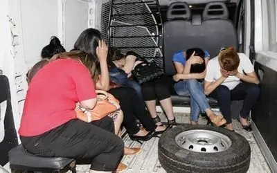 بينهم 7 فتيات.. توقيف عشرة أشخاص داخل منزل للدعارة بأكادير